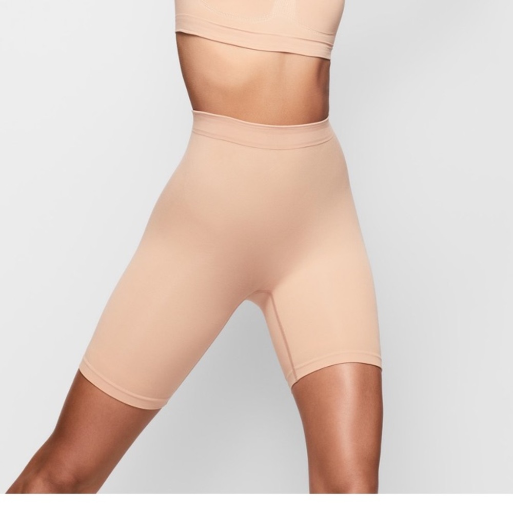 SKIMS Shapewear Sculpting Short Mid Thigh